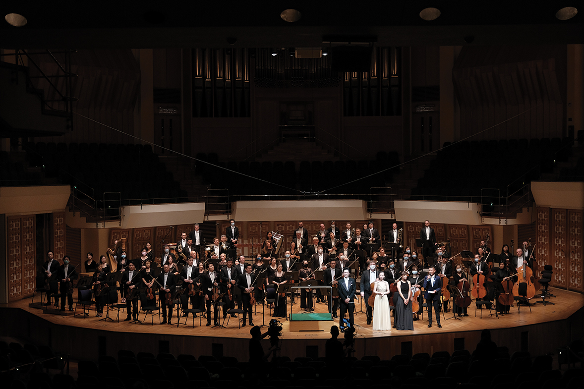 Hong Kong Philharmonic Orchestra and conductor Lio Kuok Man together with the soloists. (Photos credit: Ka Lam / HK Phil)